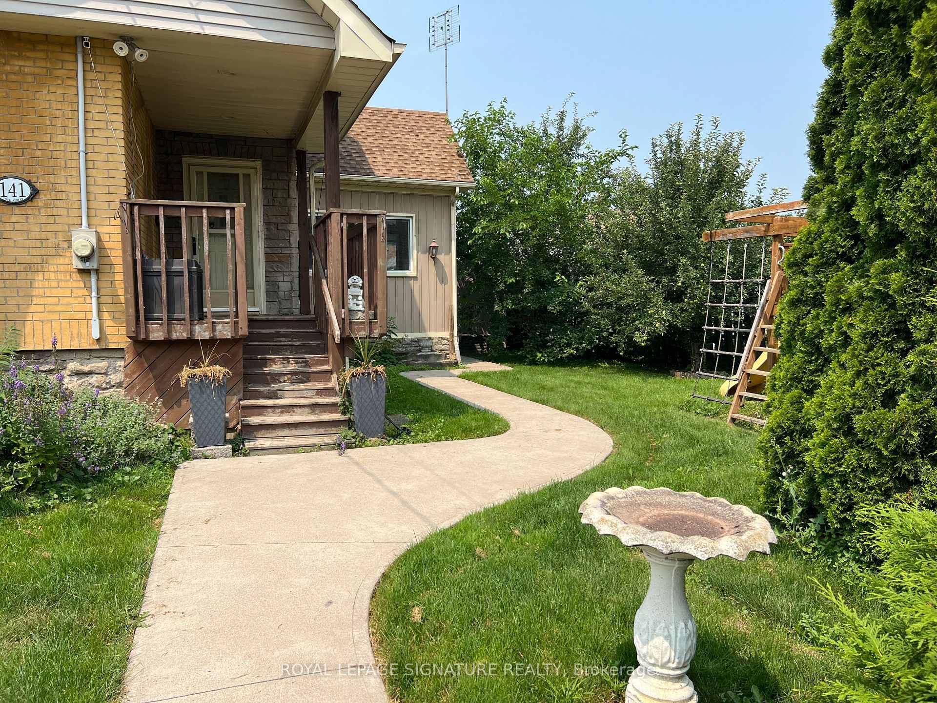 PRIVATE SIDE/FRONT PLAY AREA