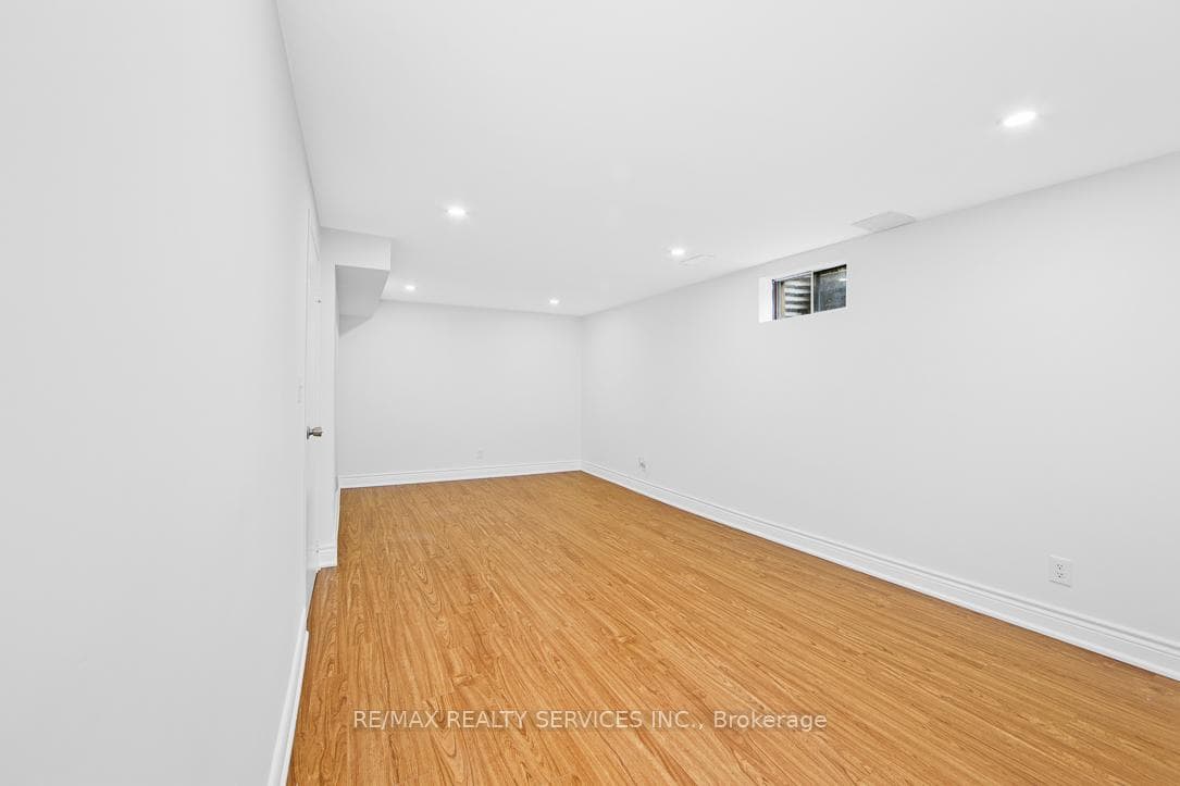 1762 Bronte Square photo 19