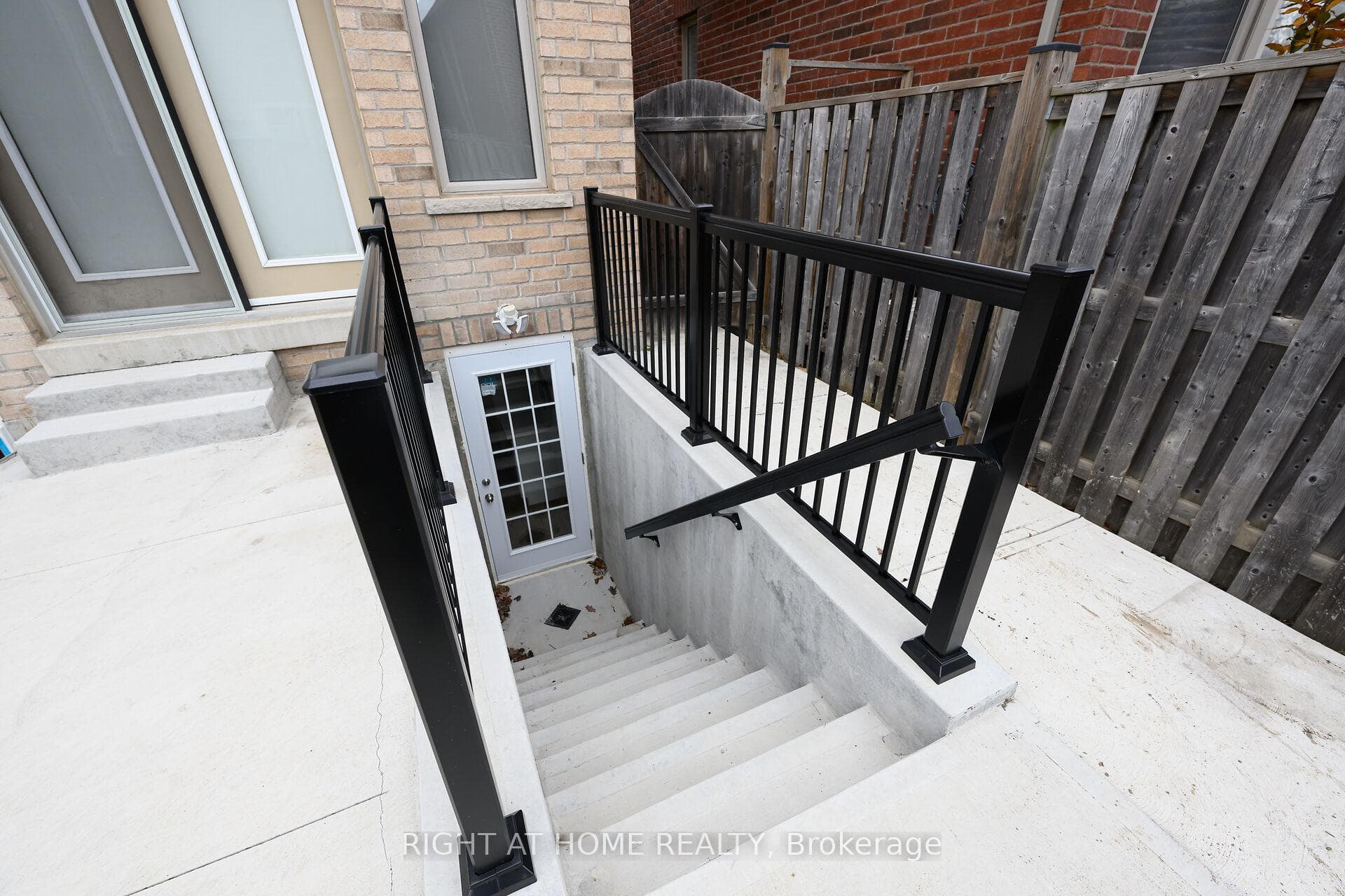 275 Holloway Terrace photo 38