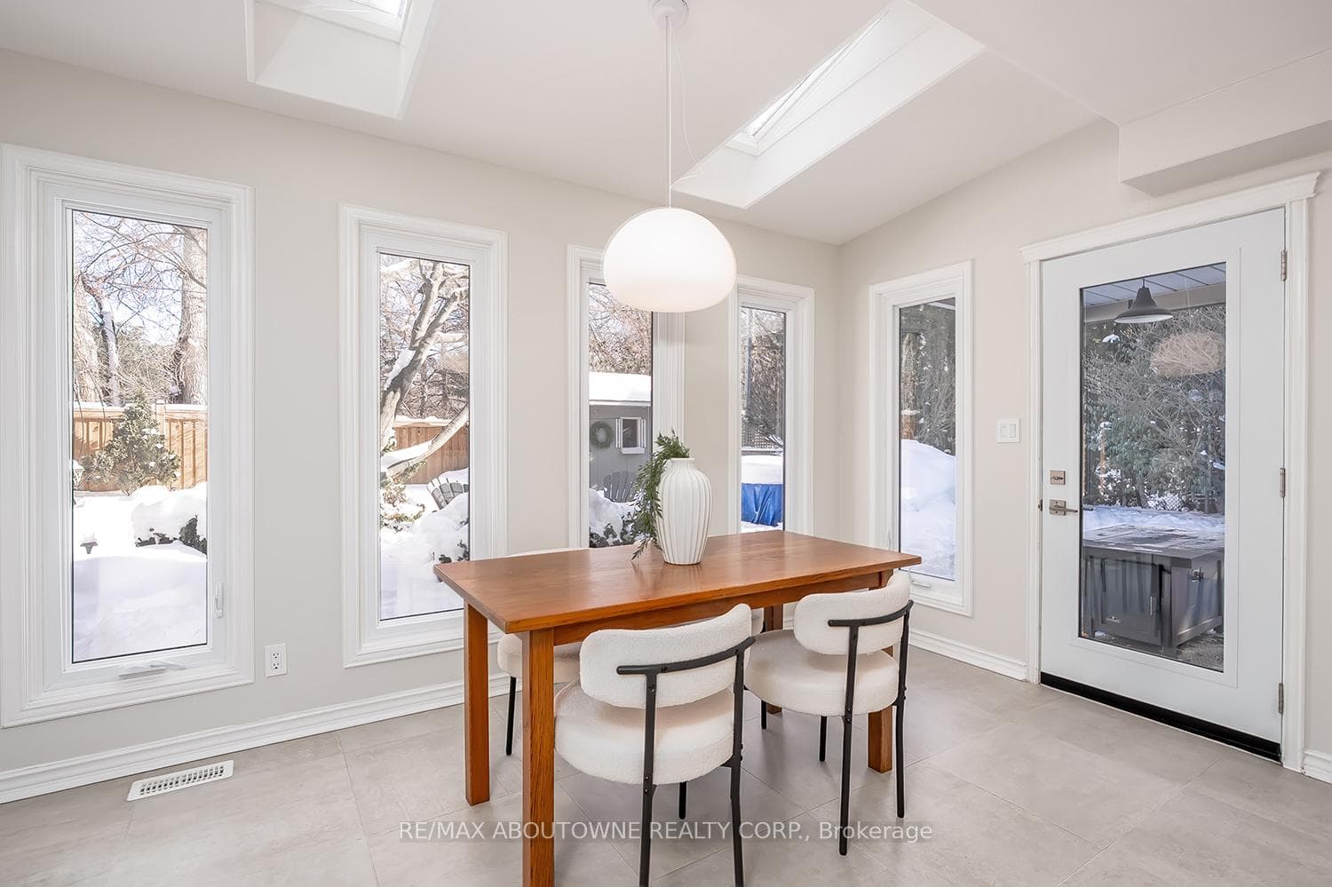 4226 Dunvegan Road photo 12