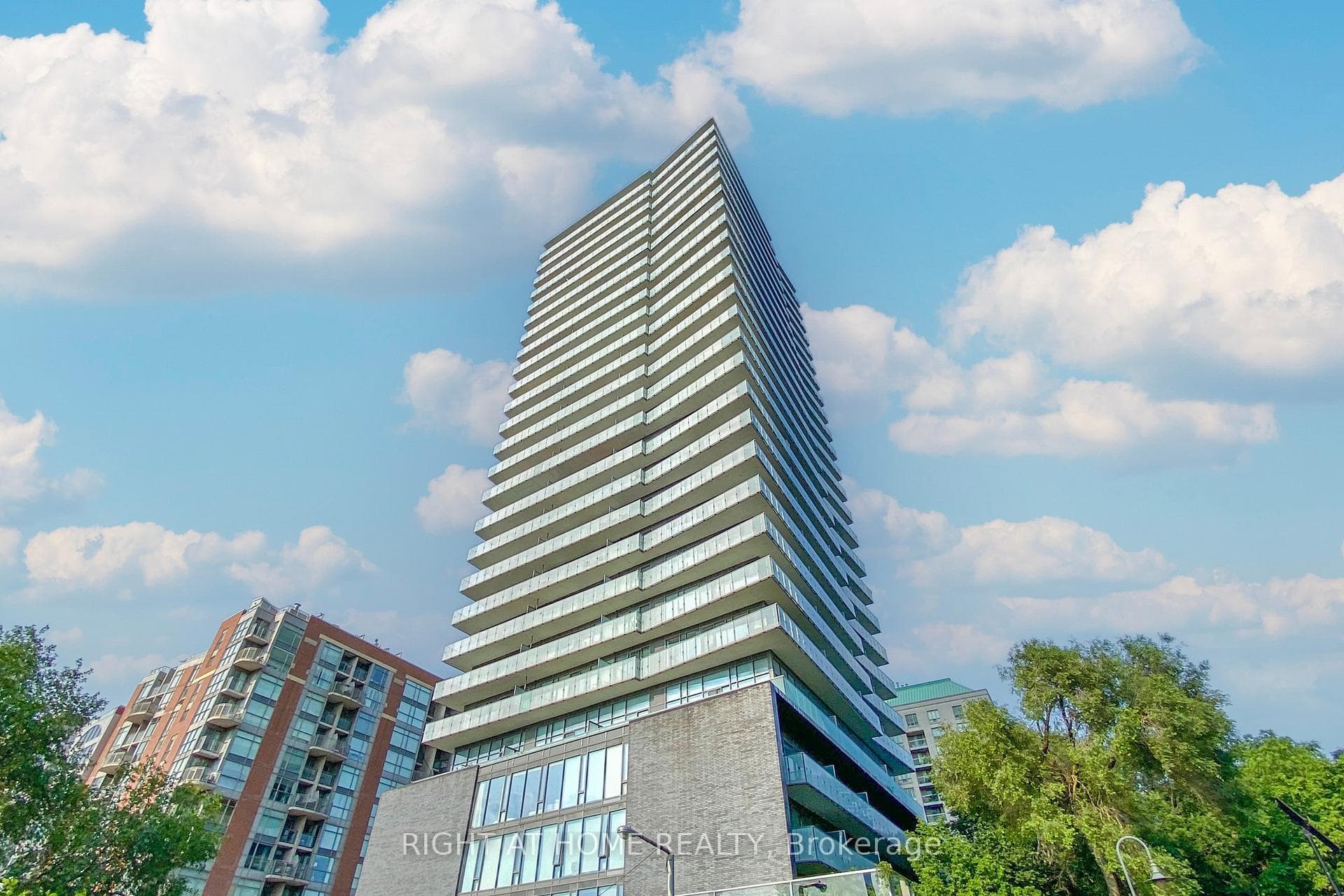 1815 Yonge Street Unit 2207 photo 2