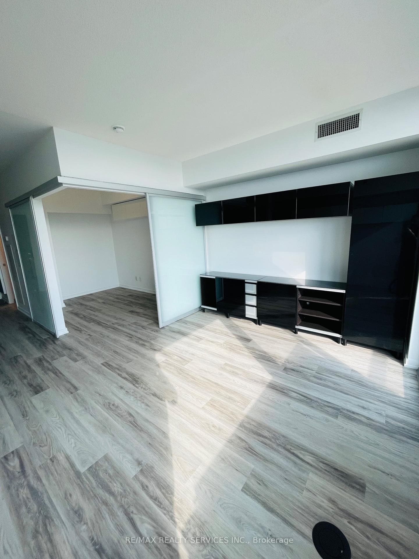 105 The Queensway Avenue Unit 1007 photo 9