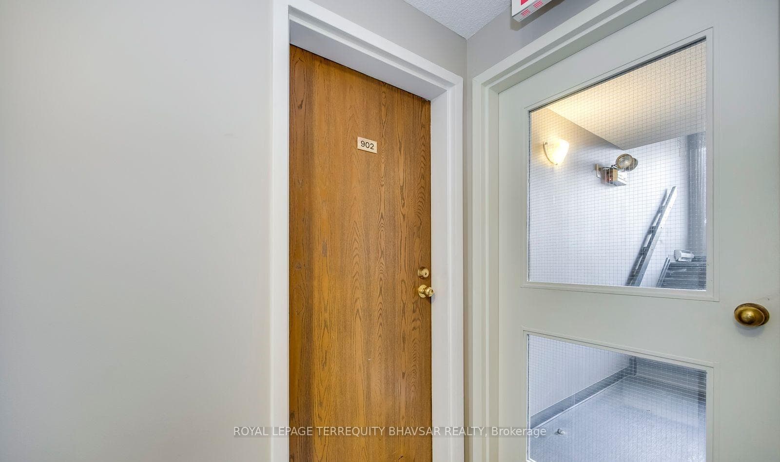 565 Greenfield Avenue Unit 902 photo 3