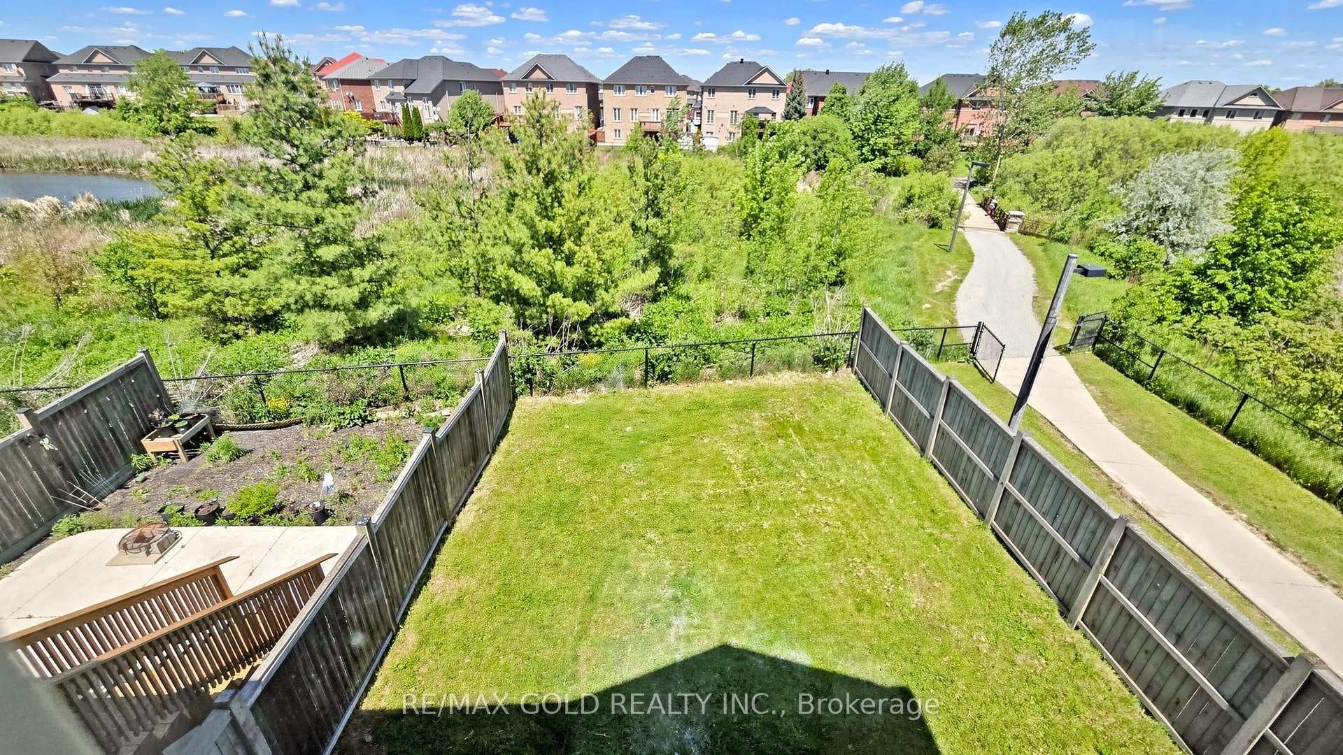 9 Edgewater Court photo 40
