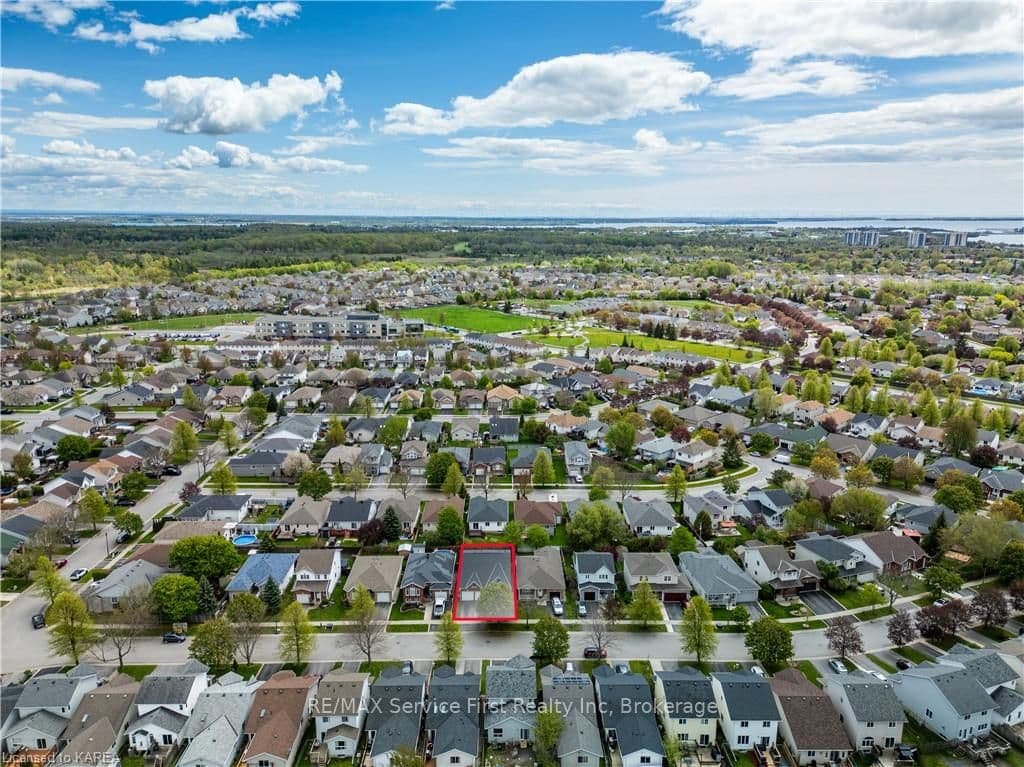 543 FREEMAN Crescent photo 15