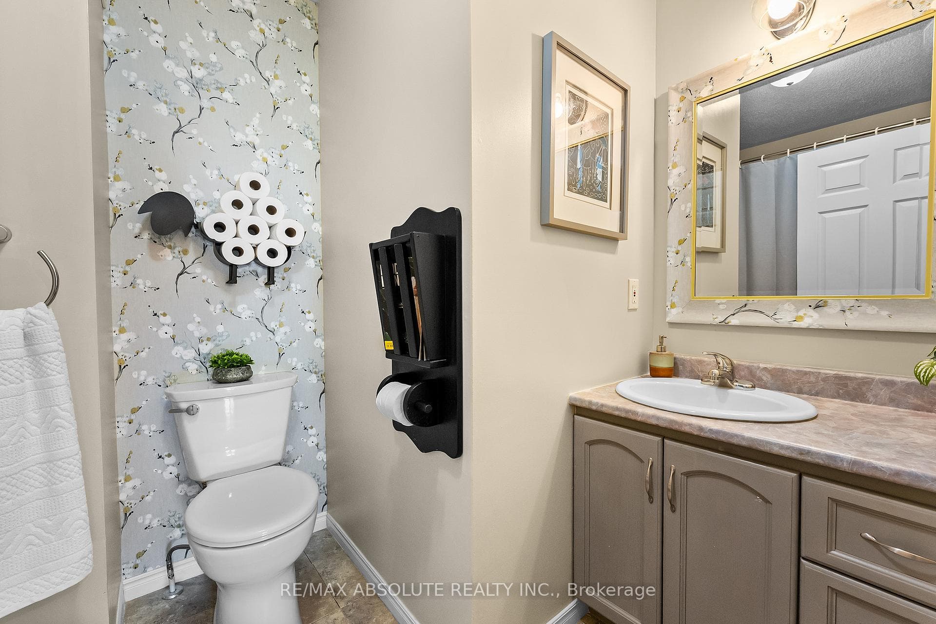 864 Centre Street photo 23