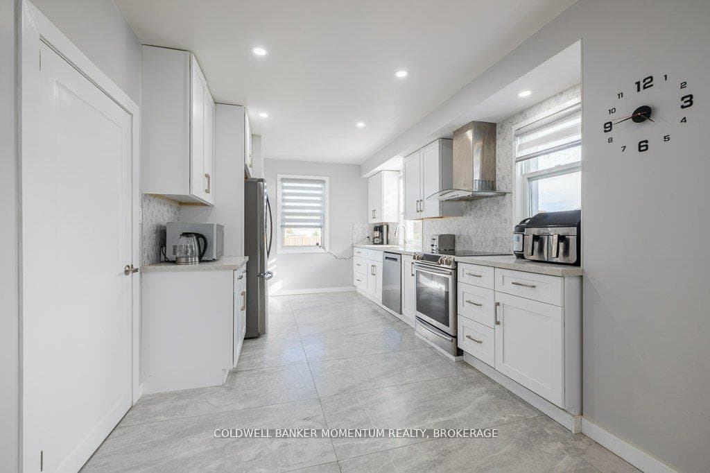 EXTRA LARGE GALLEY KITCHEN WITH NEWER APPLIANCES