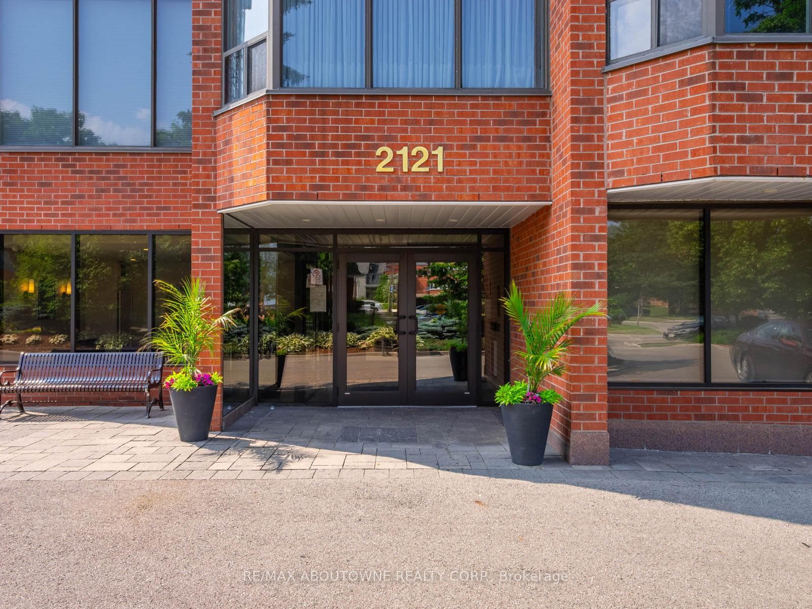 2121 Lakeshore Road Unit 204 photo 4