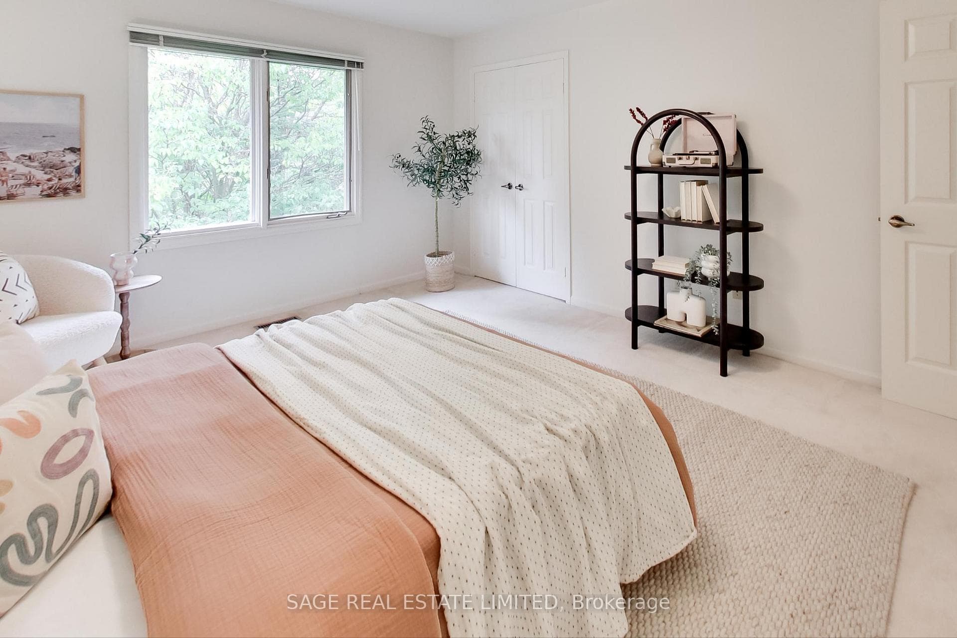 Spacious Bedroom w/Large Closet