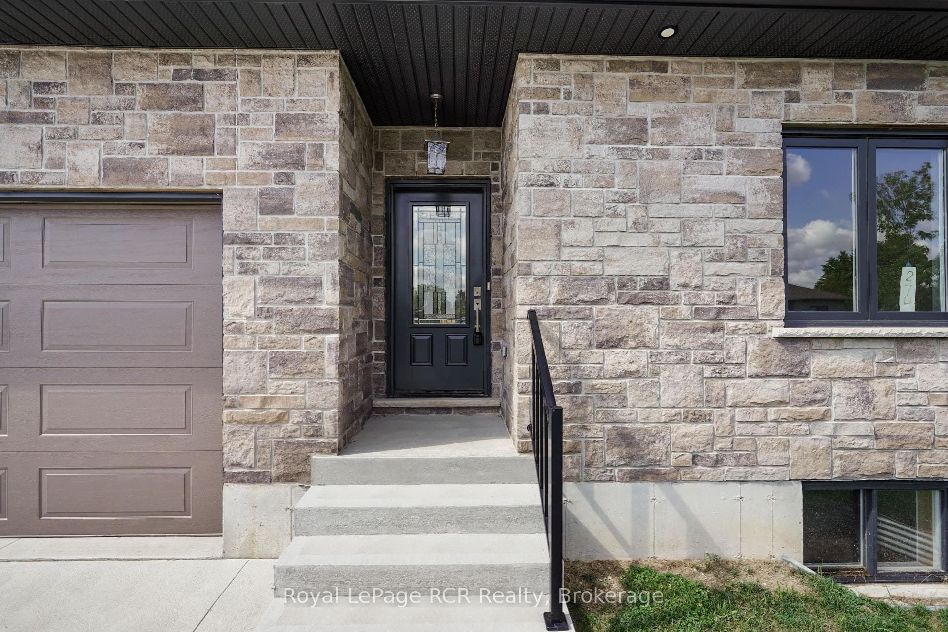 274 Queen Street photo 3