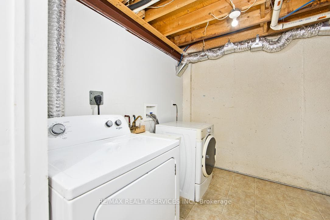 1762 Bronte Square photo 22