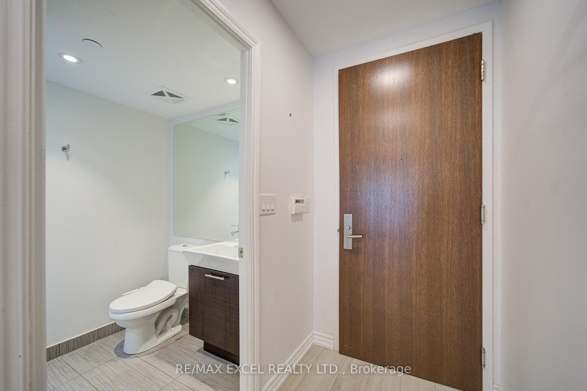 386 Yonge Street Unit 503 photo 8
