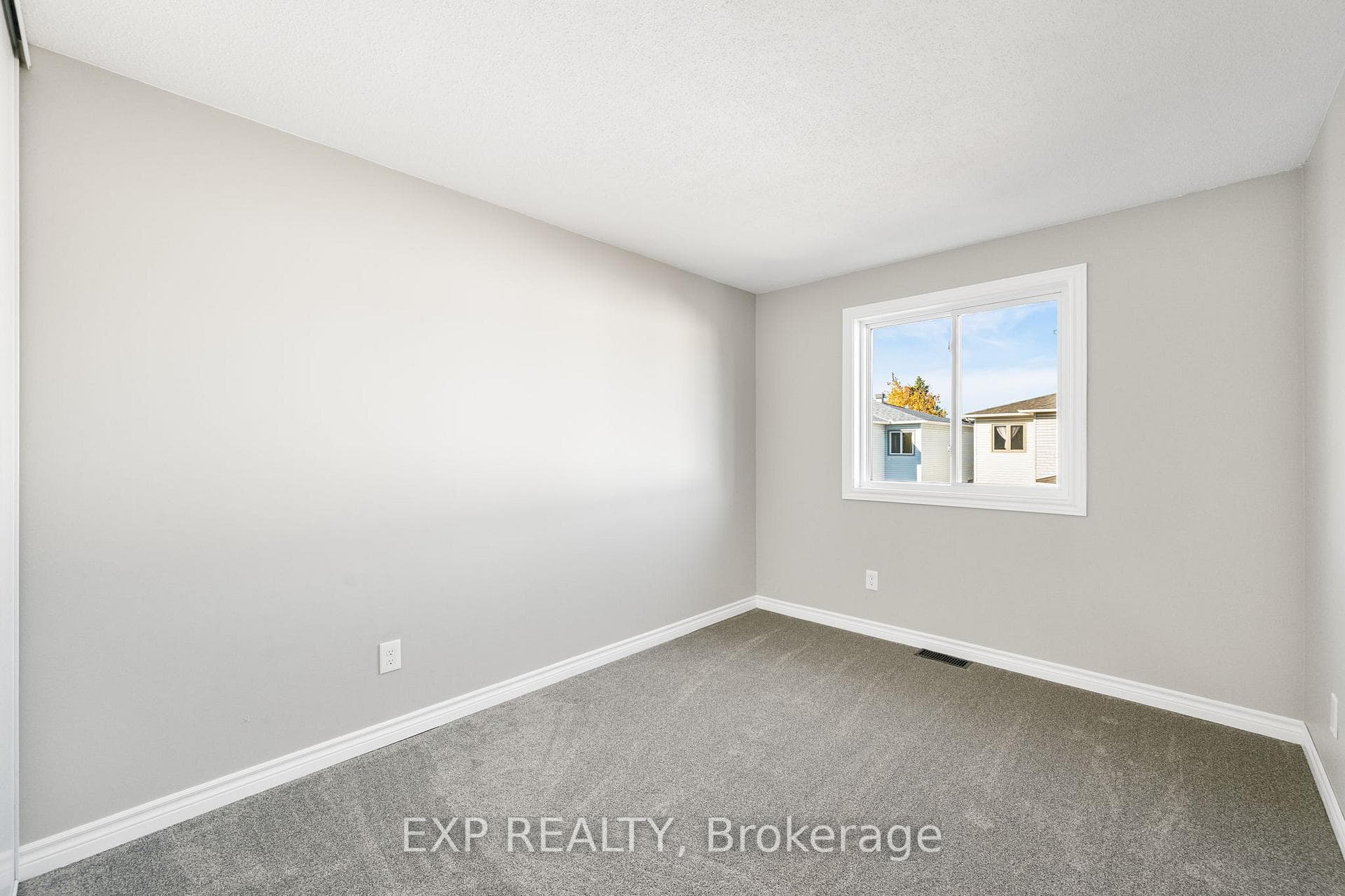 32 Peacock Crescent photo 18