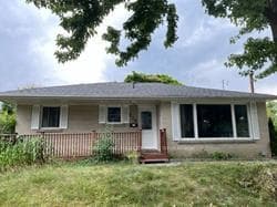 358 Lynett Crescent photo 2
