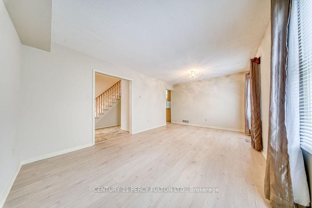 104 Laguna Crescent photo 6