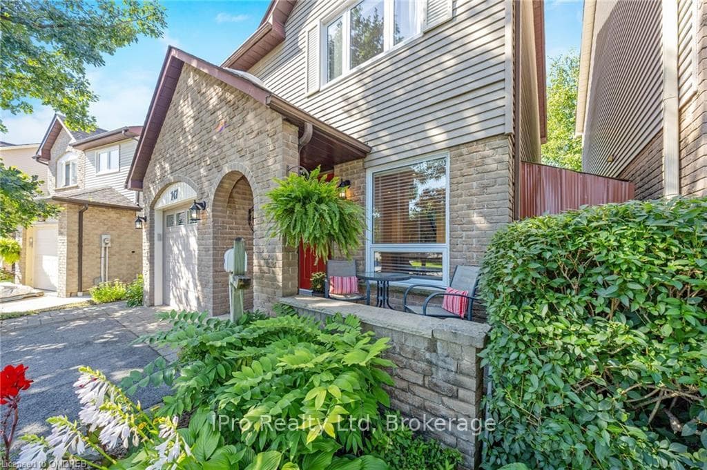 747 ROSEHEATH Drive photo 3