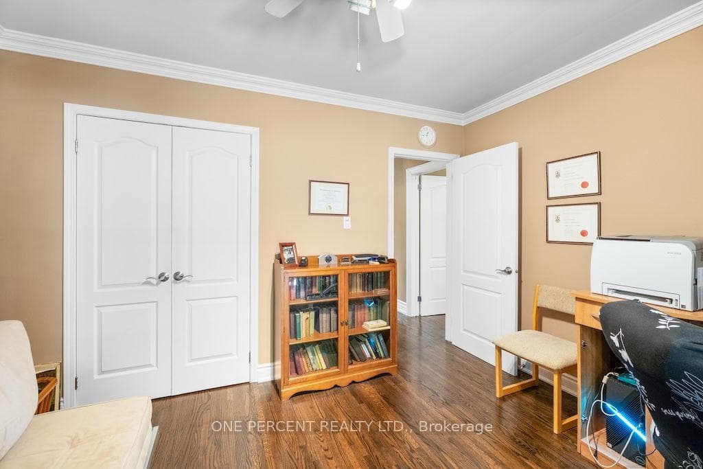583 Stephens Crescent photo 15