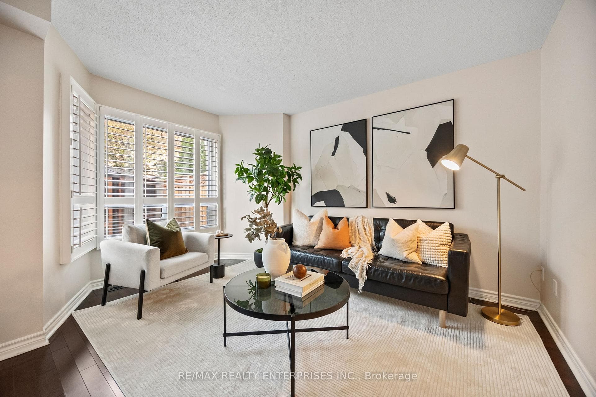 Spacious living room