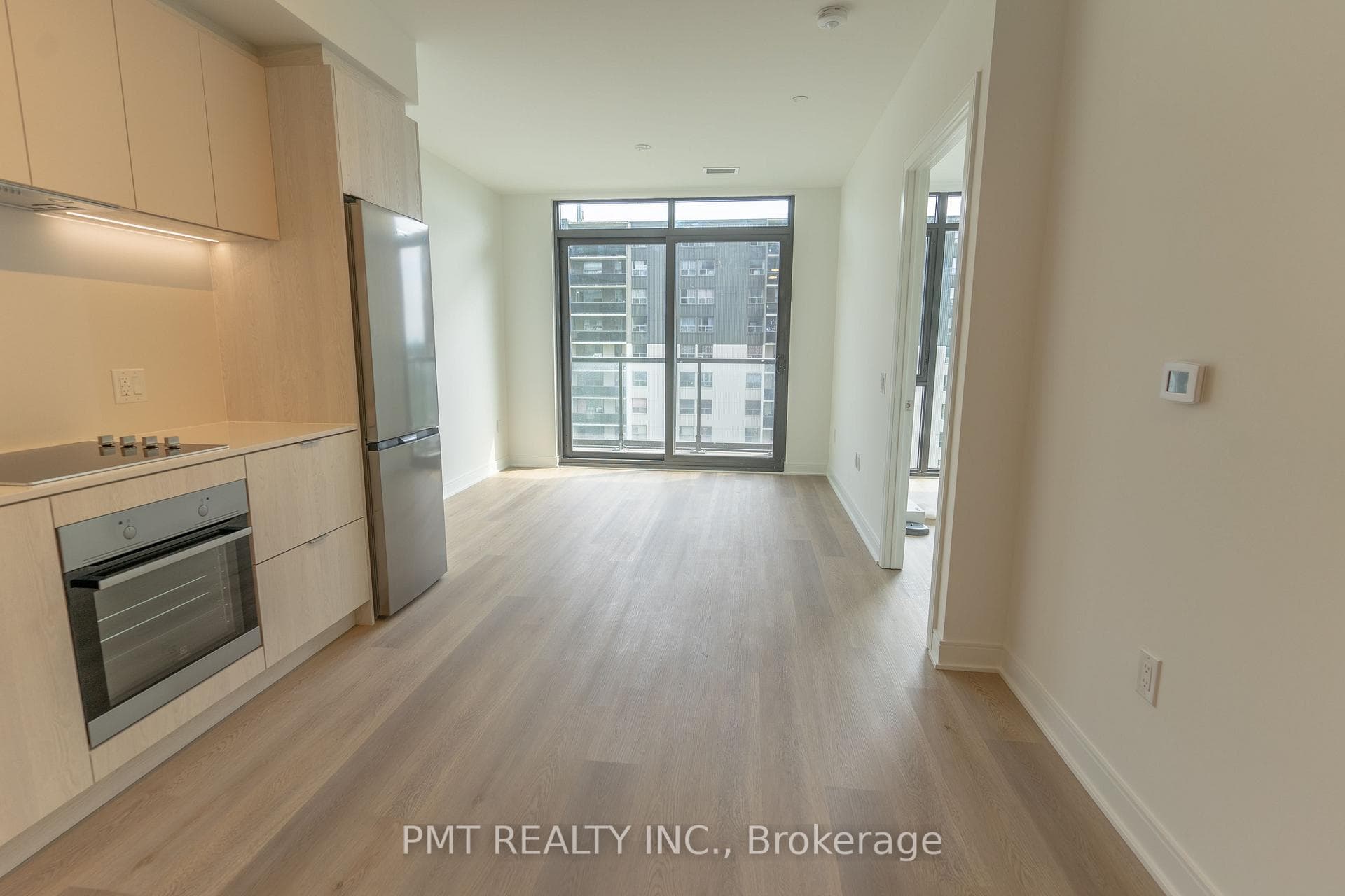 86 Dundas Street Unit 717 photo 2