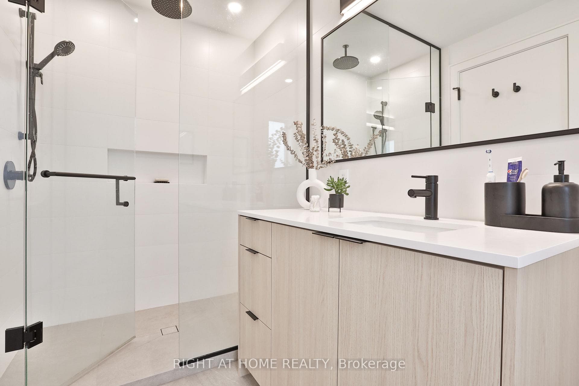 28 SALEM Avenue Unit Laneway House photo 13