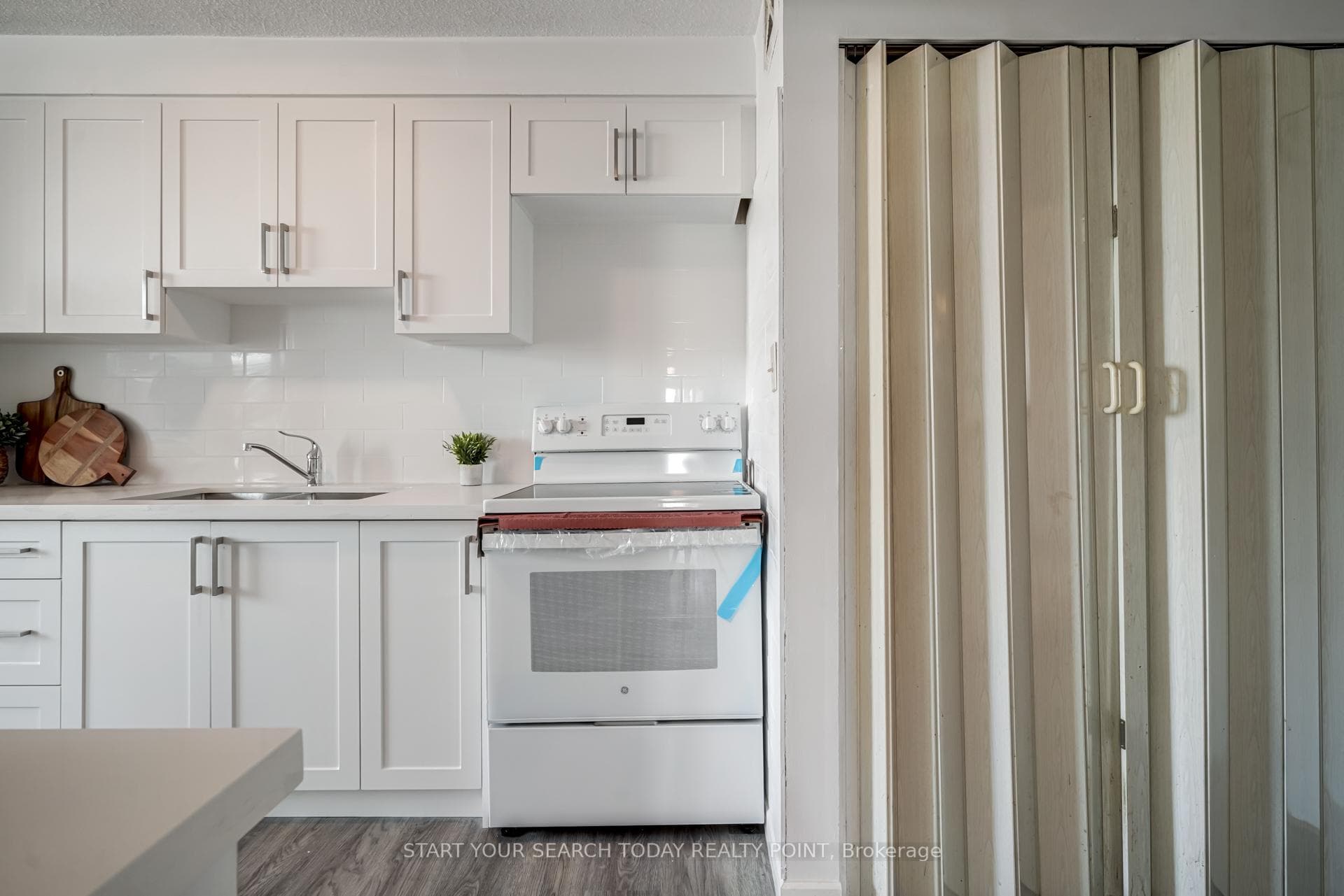 90 Ling Road Unit 810 photo 14