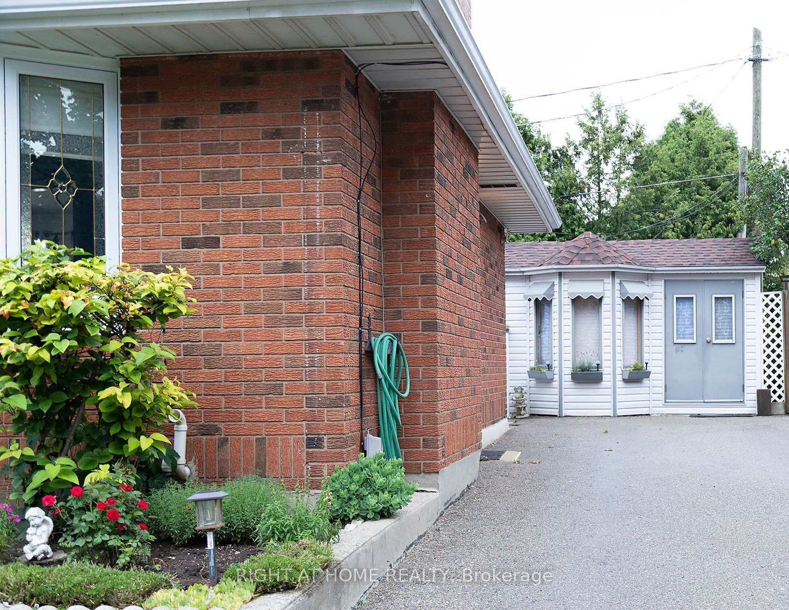 186 King Edward Avenue photo 3