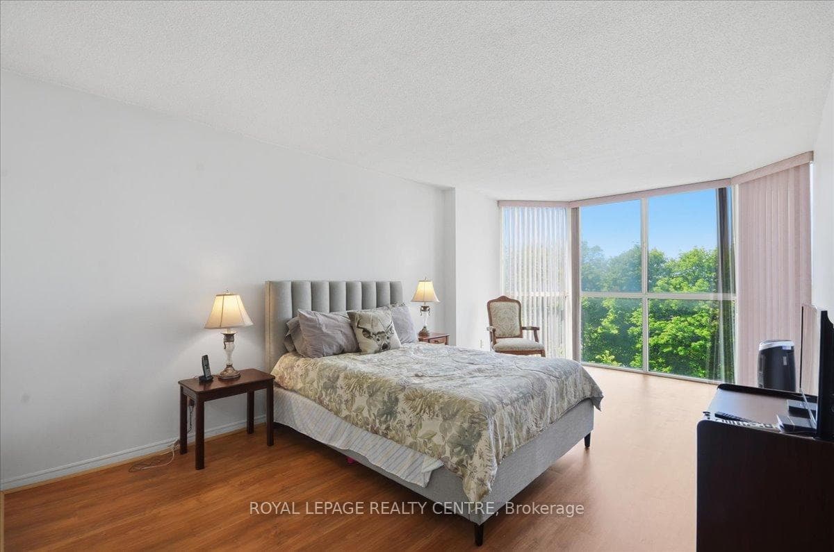 1360 Rathburn Road Unit 410 photo 22