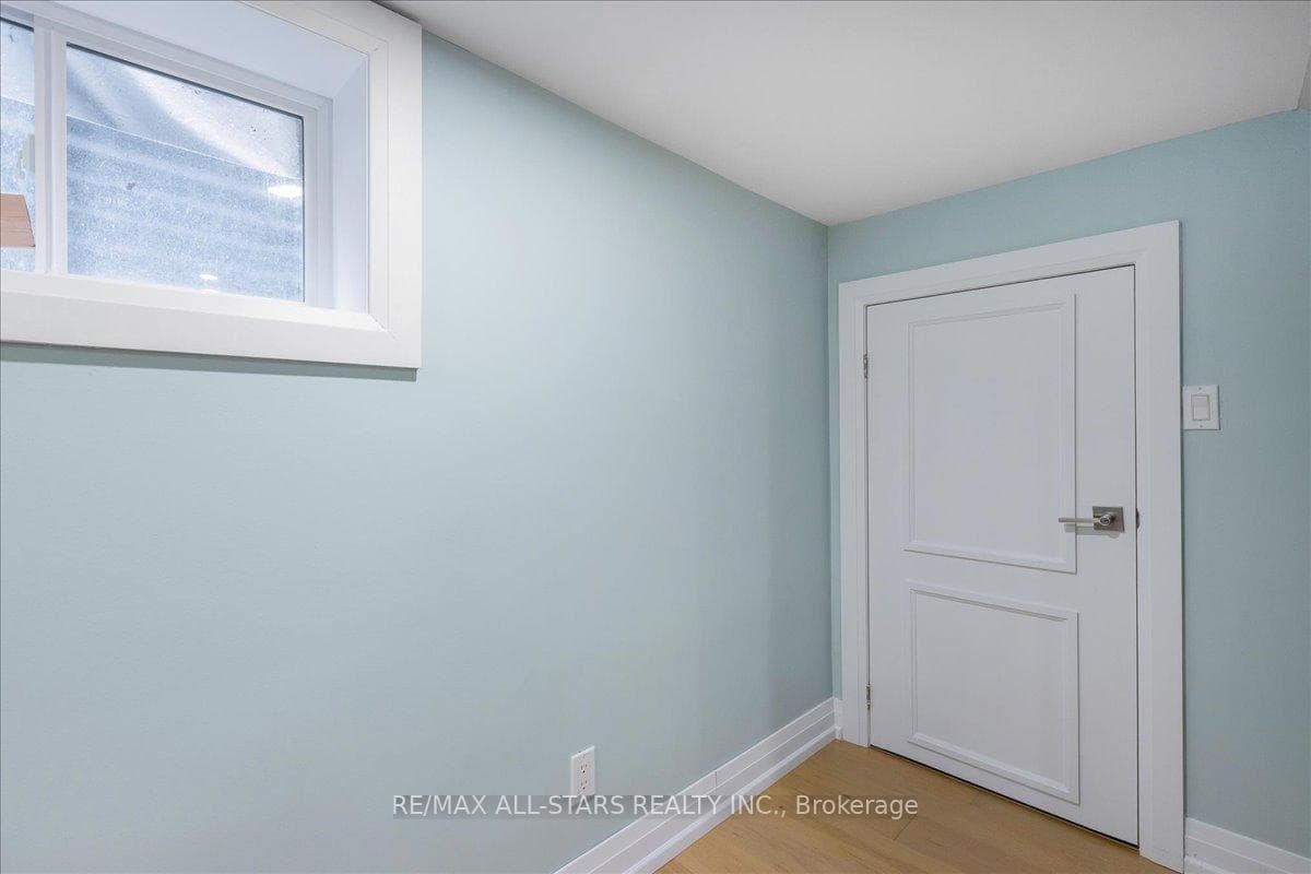 371 Queen Street photo 29