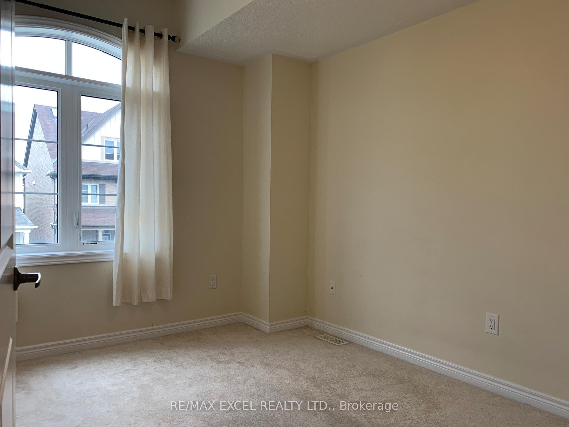 80 Diamond Jubilee Drive photo 16