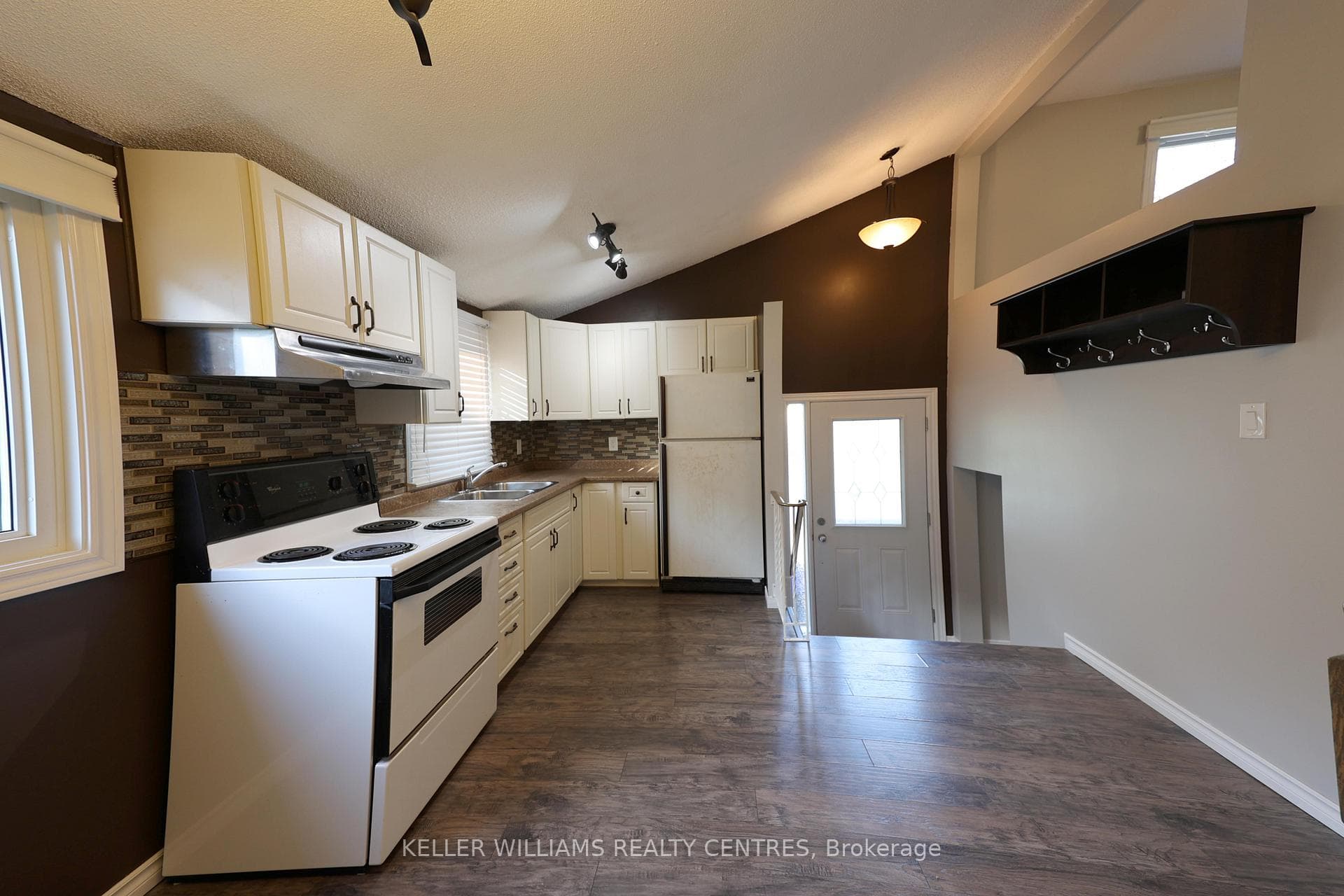 26 Melinda Crescent Unit A photo 4