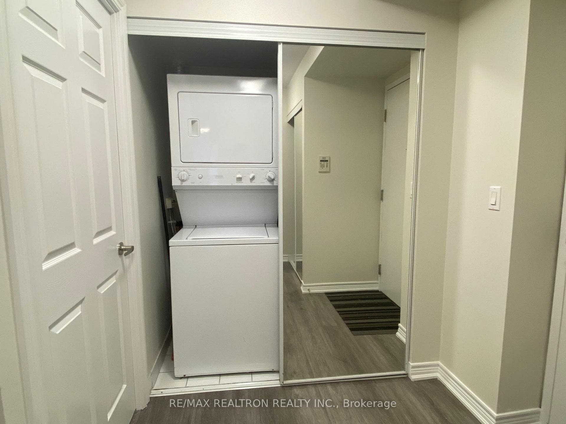 761 Bay Street Unit 610 photo 21