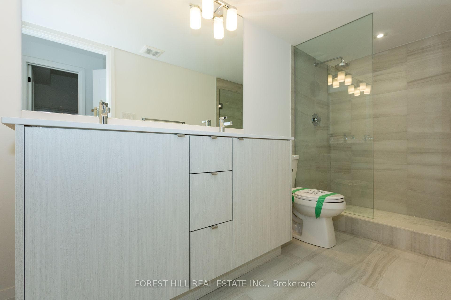138 Alton Crescent photo 15