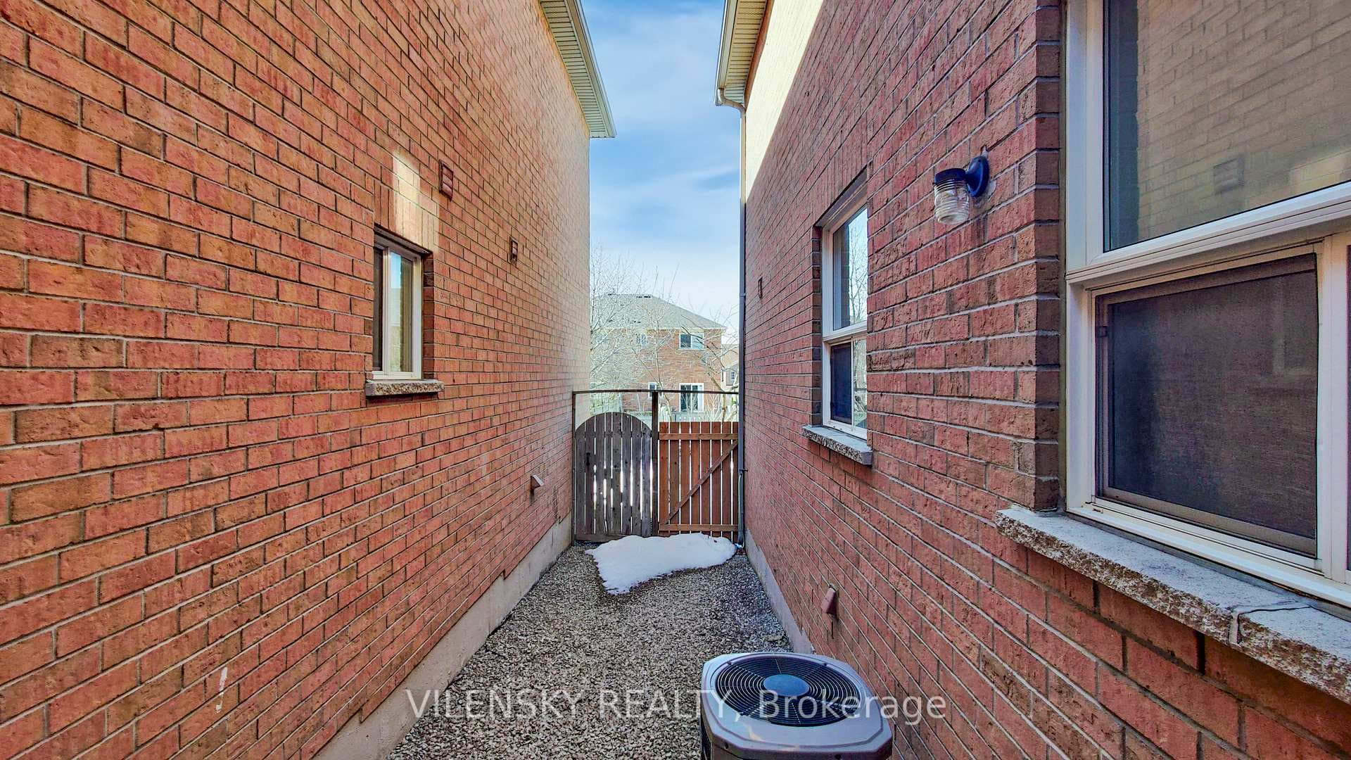 101 Foxfield Crescent photo 33