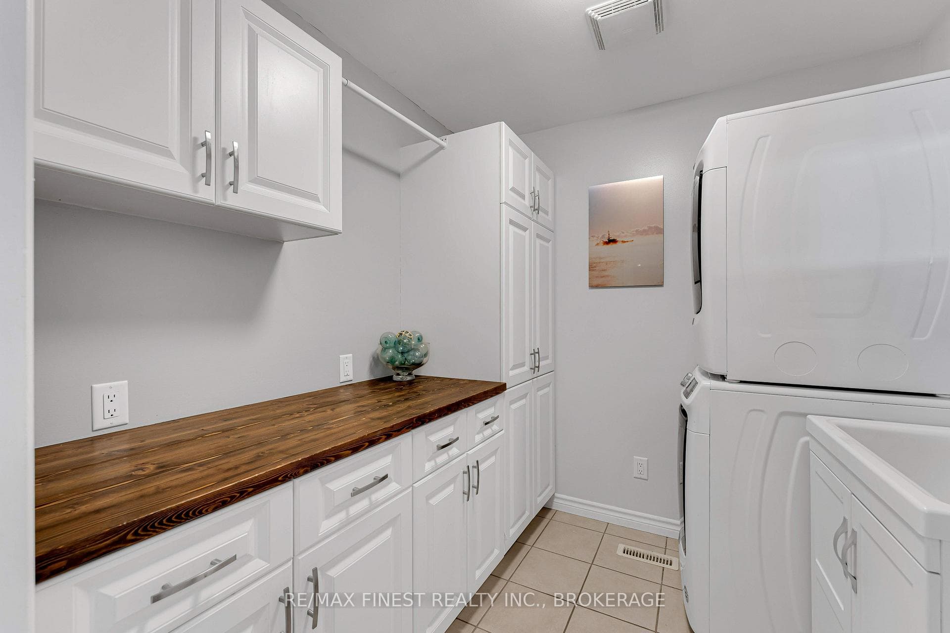 2112 Battersea Road photo 19