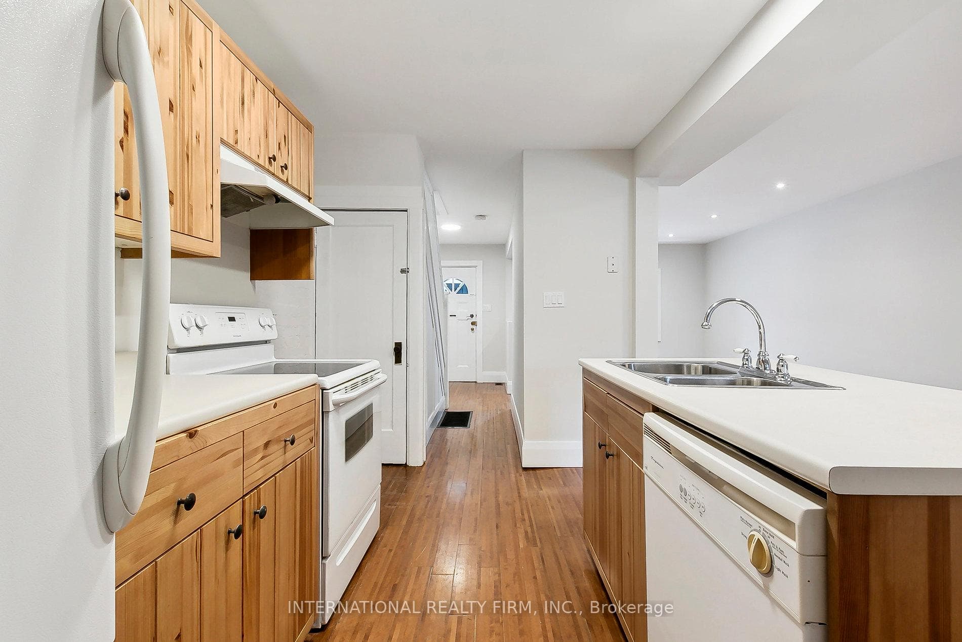 1724 Dundas Street photo 11