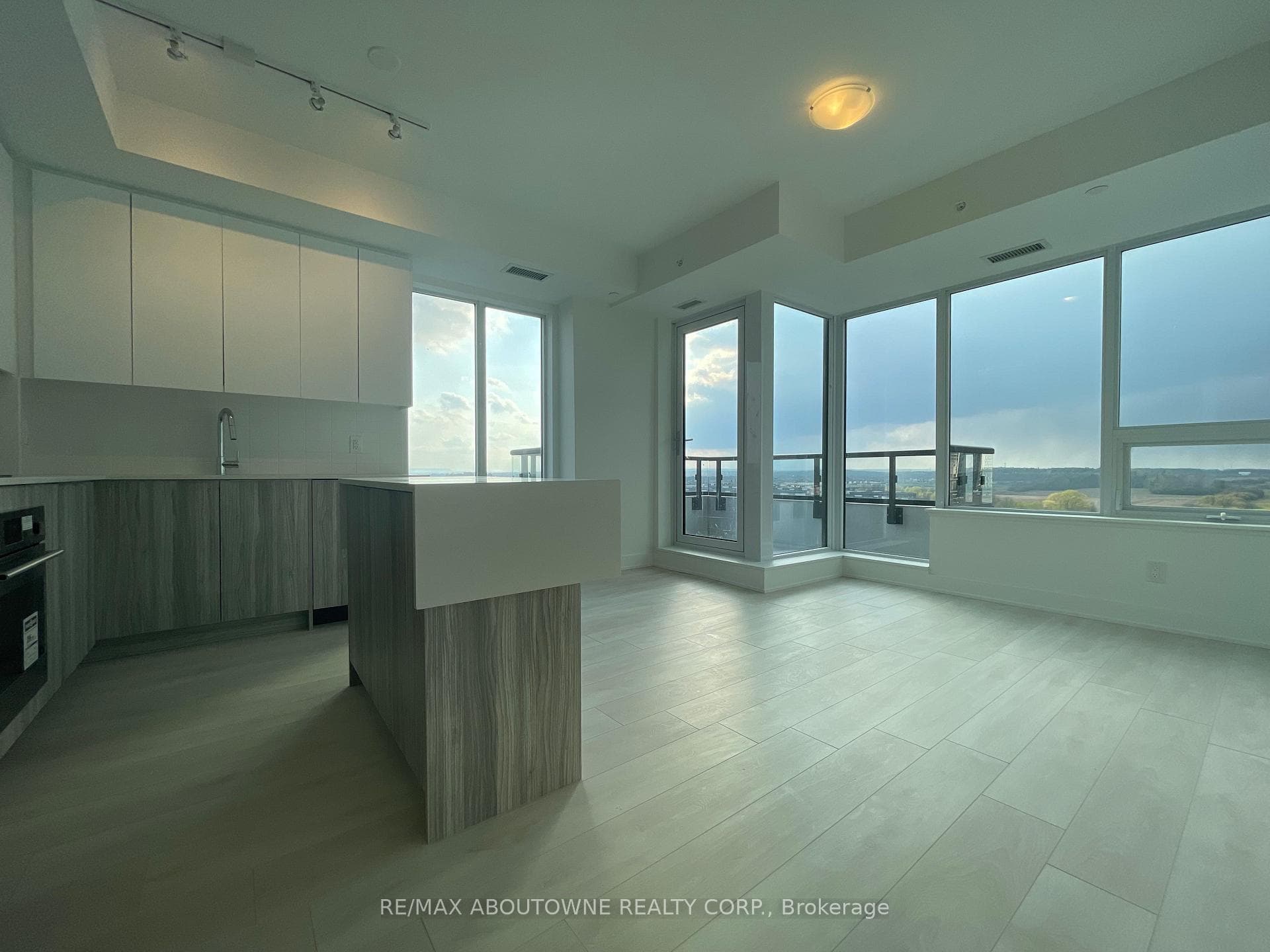 2489 Taunton Road Unit 814 photo 6
