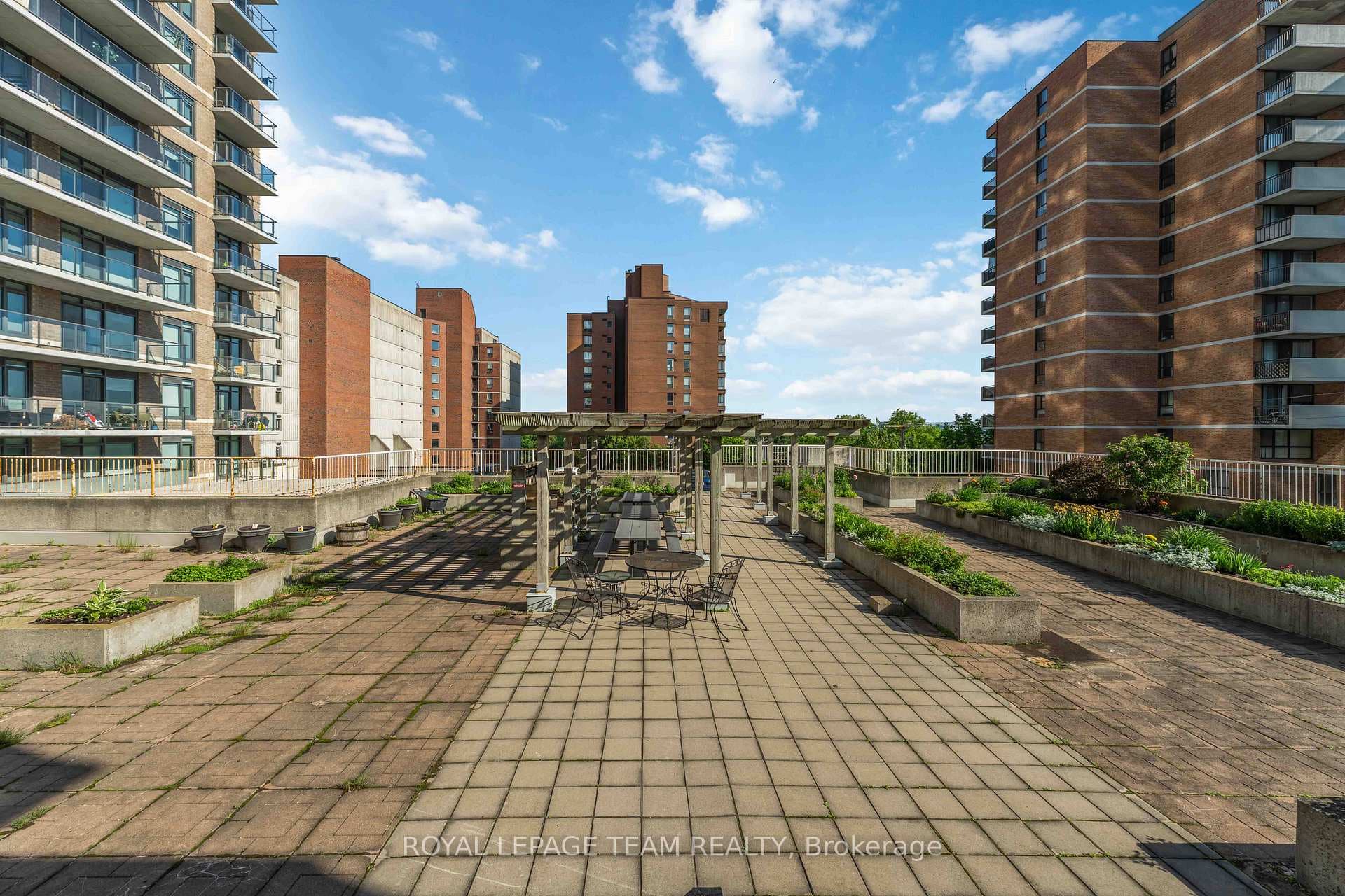 110 Forward Avenue Unit 203 photo 28