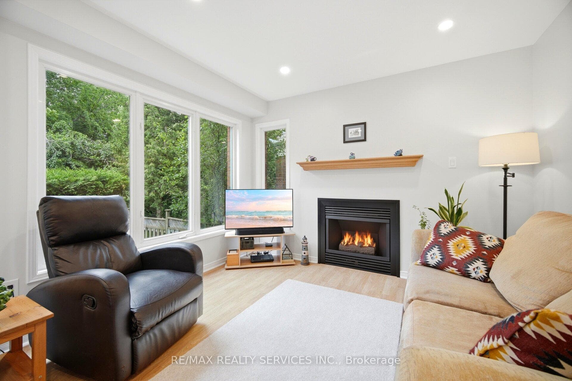 38 Furrows End photo 16
