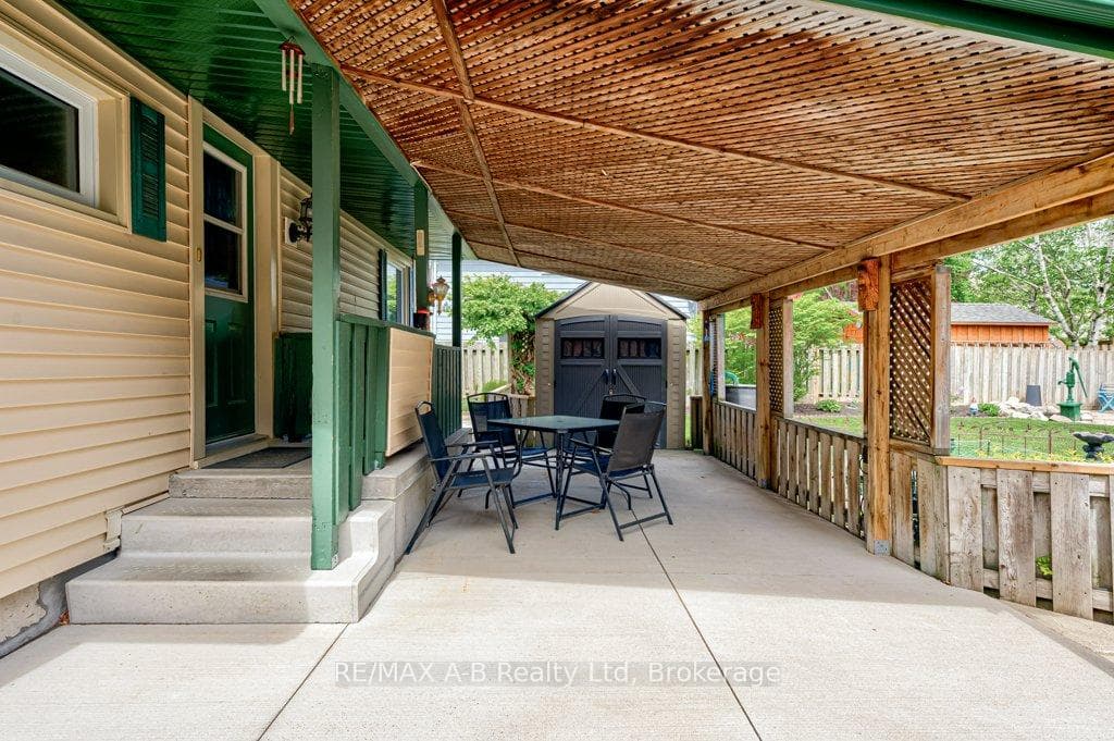 304 Douglas Street photo 38