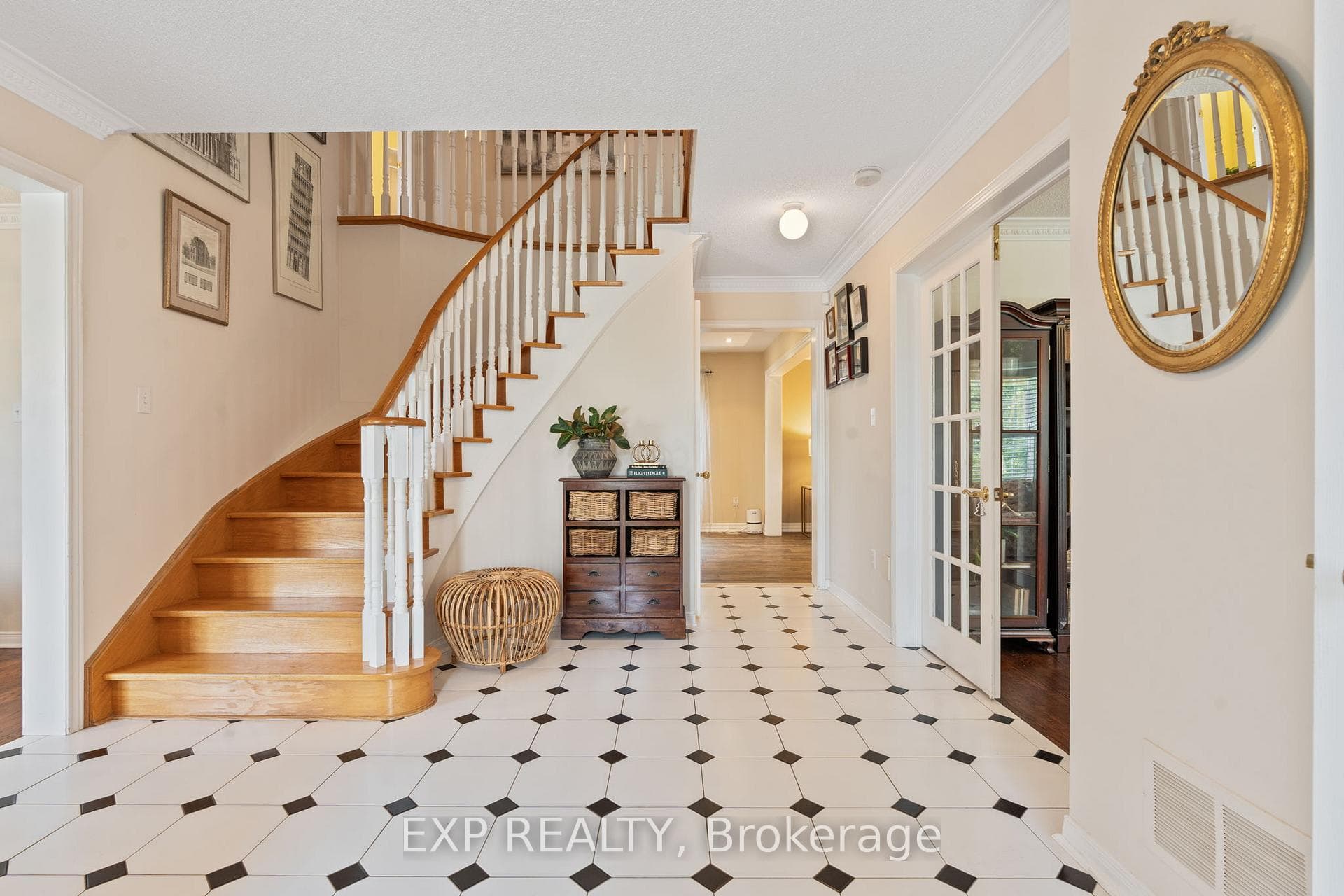 Bright & Spacious Foyer