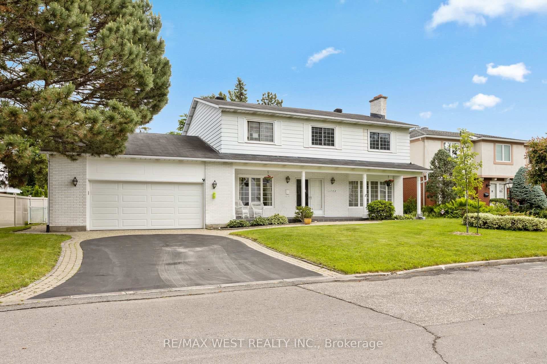 1758 Rhodes Crescent photo 1