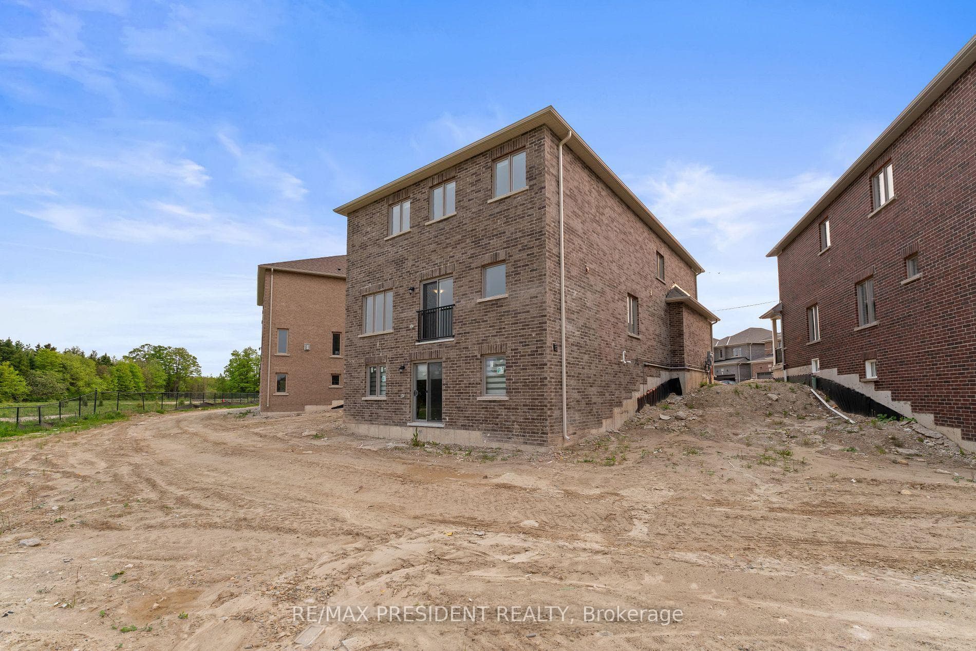 335 Russell Street photo 25