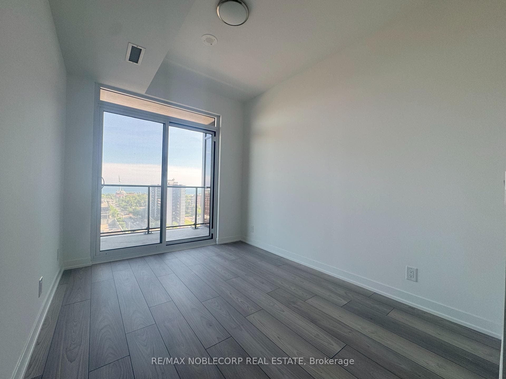 285 Dufferin Street Unit 1019 photo 11