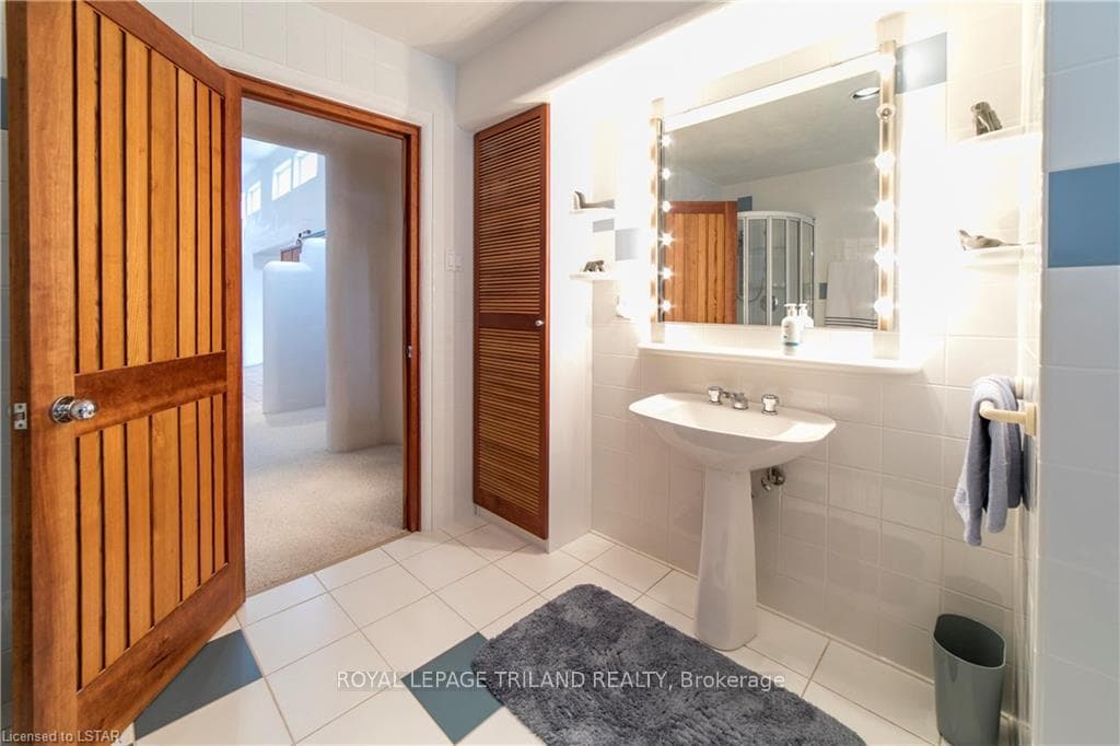 15668 Furnival Road photo 29