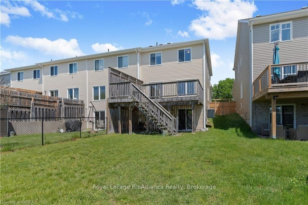 1548 CRIMSON Crescent photo 43