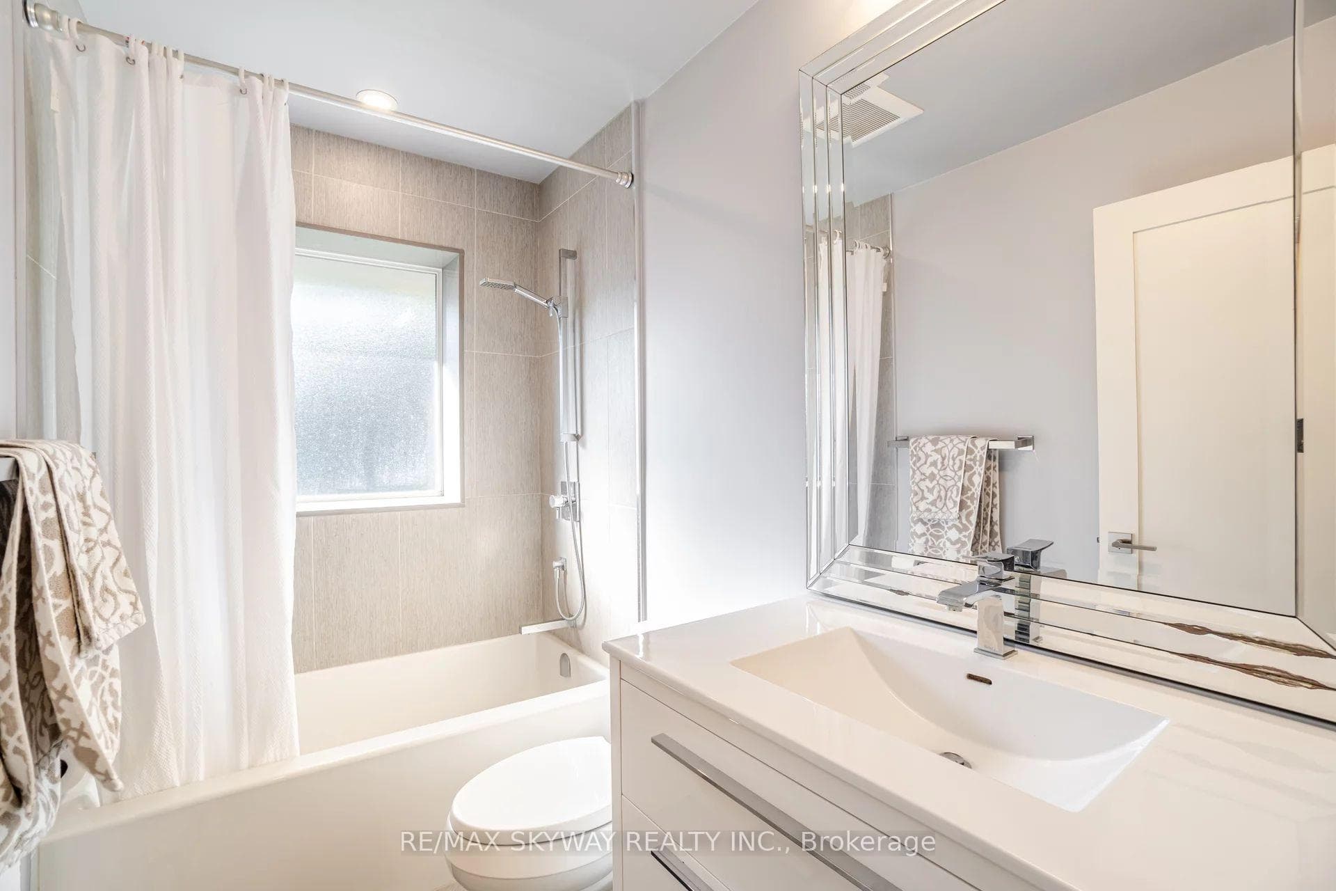 1111 Pinegrove Road photo 23