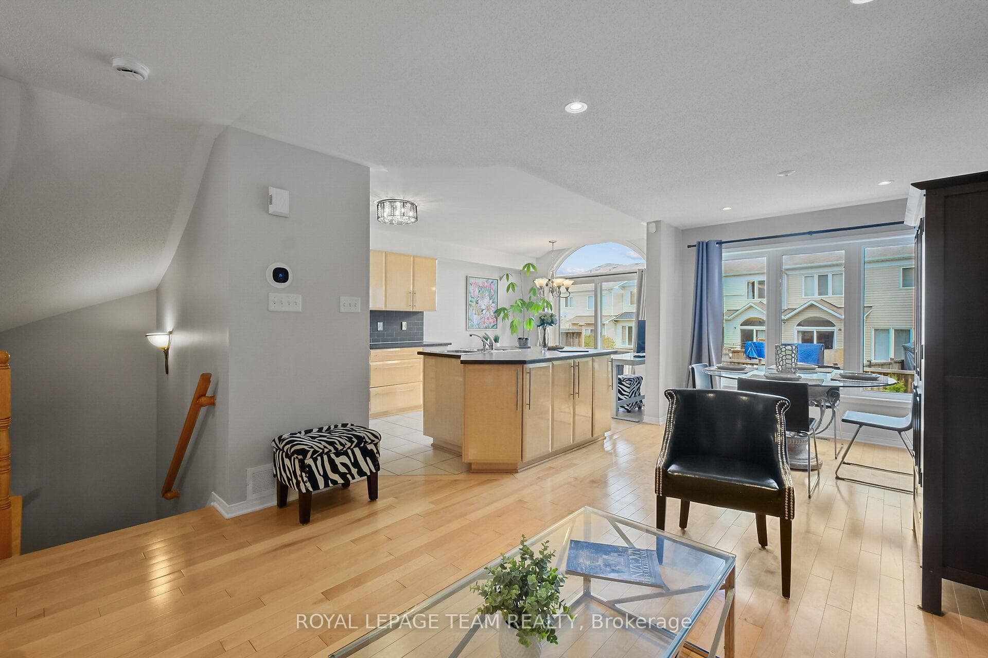 2072 Dunollie Crescent photo 12