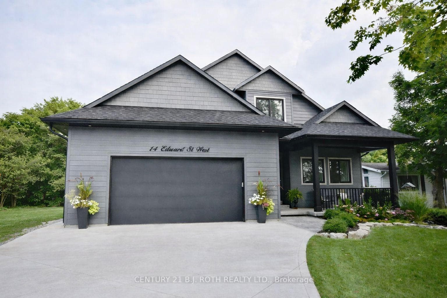 Front of home with 2 car garage