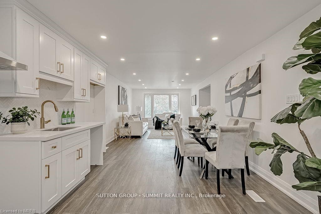 16 Upper Canada Drive Unit Upper photo 3