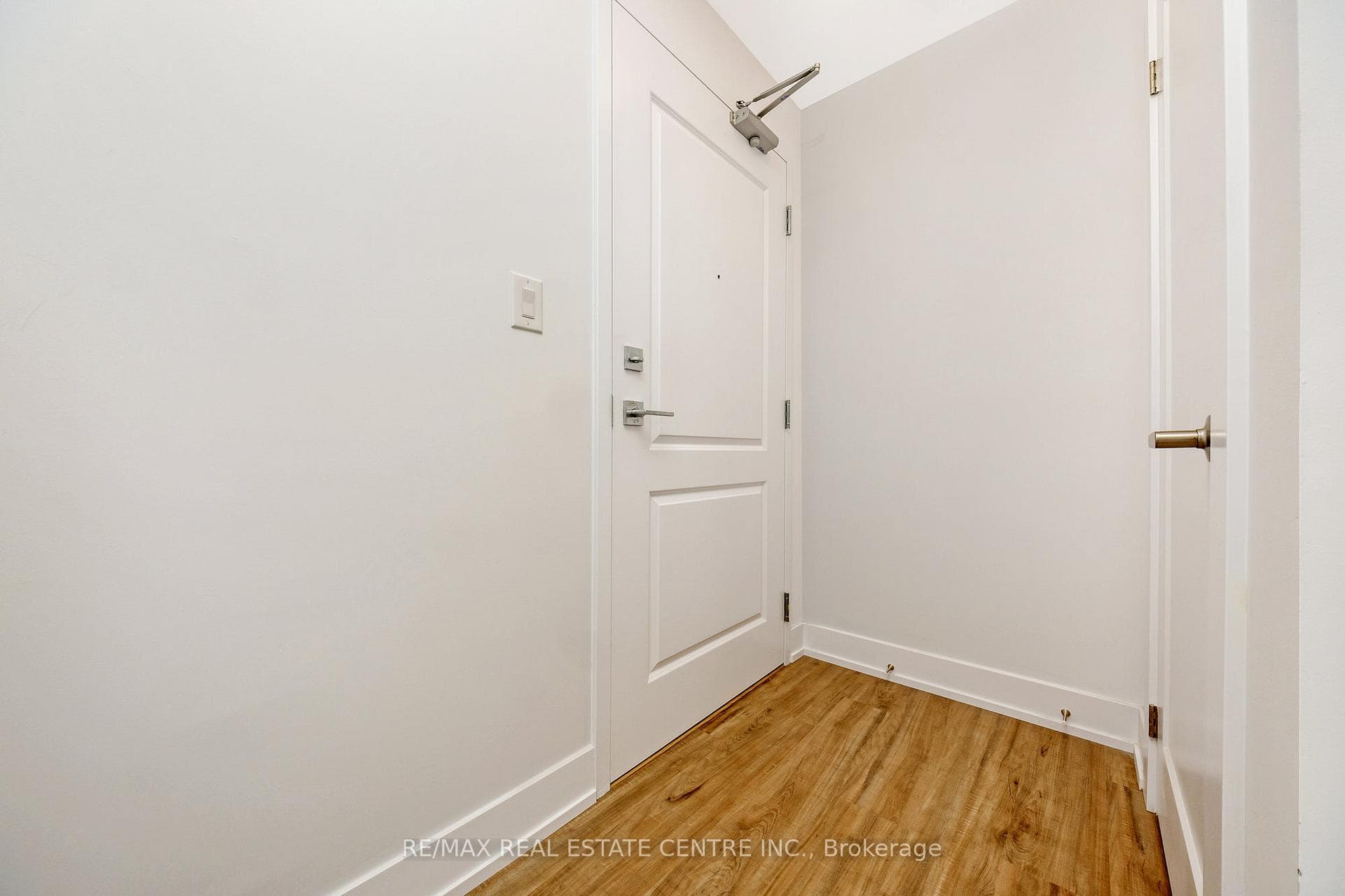 470 Dundas Street Unit 712 photo 4
